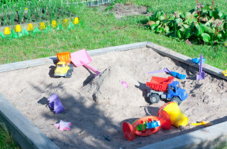 Záhradné pieskovisko: Urobte deťom radosť a postavte im ho na záhrade
